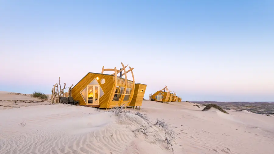 Außenansicht eines Zimmers der Shipwreck Lodge auf einer Düne