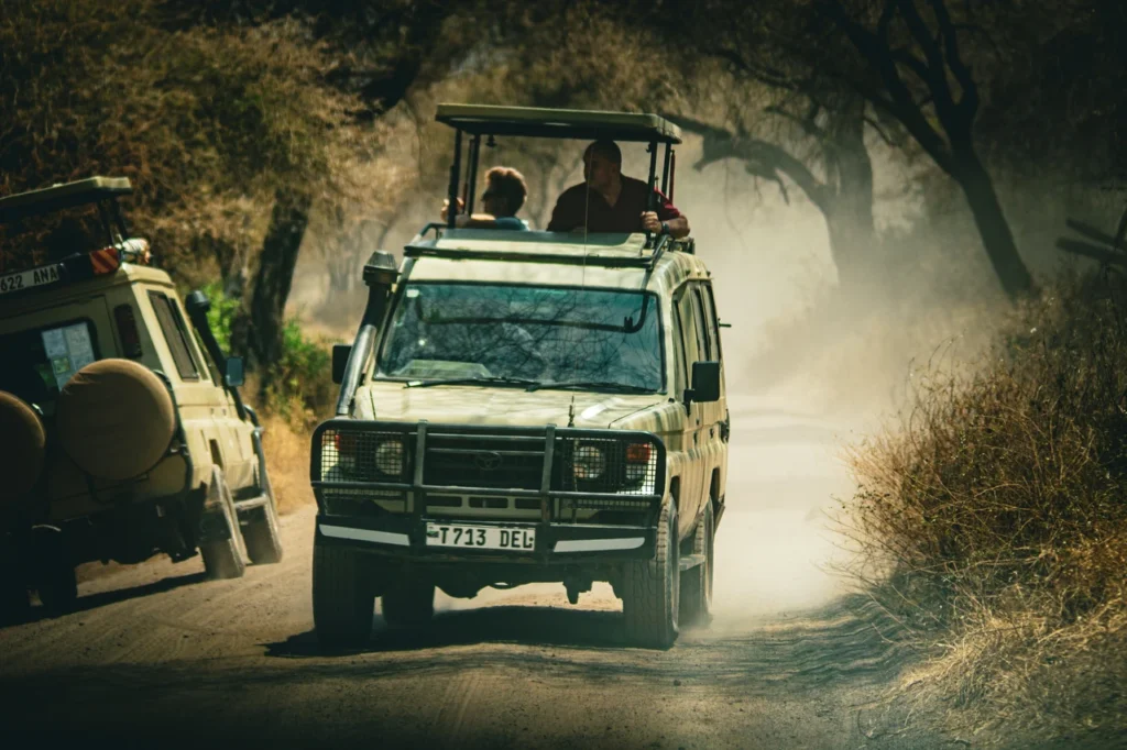 Reisende fahren in einem Safariauto durch den Lake Manyara Nationalpark